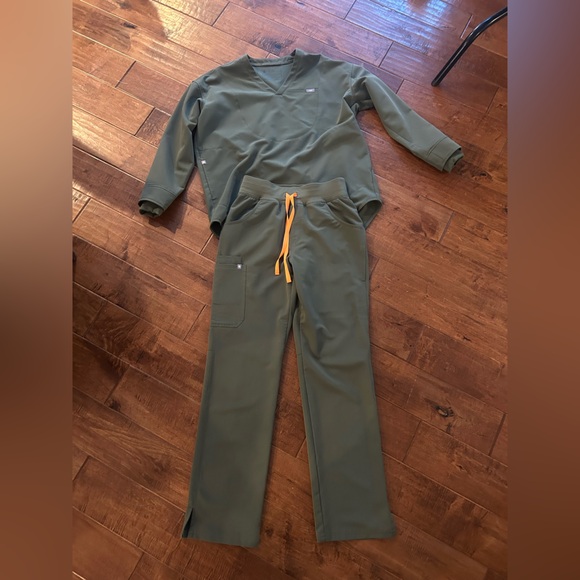 Figs Moss Green Evan’s Pant and Halle Top Set size Small - Picture 6 of 10